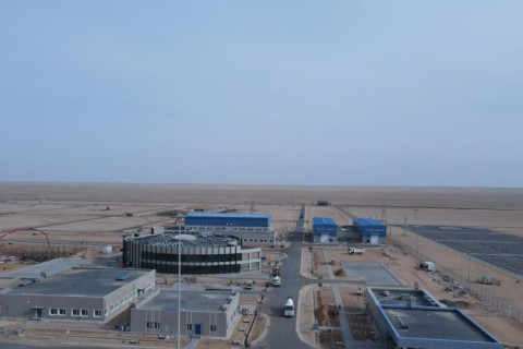 БҮТЭЭН БАЙГУУЛАЛТ: ГАЗРЫН ТОС БОЛОВСРУУЛАХ ҮЙЛДВЭРИЙГ БАРИХАД 800 ОРЧИМ ХҮН АЖИЛЛАЖ БАЙНА